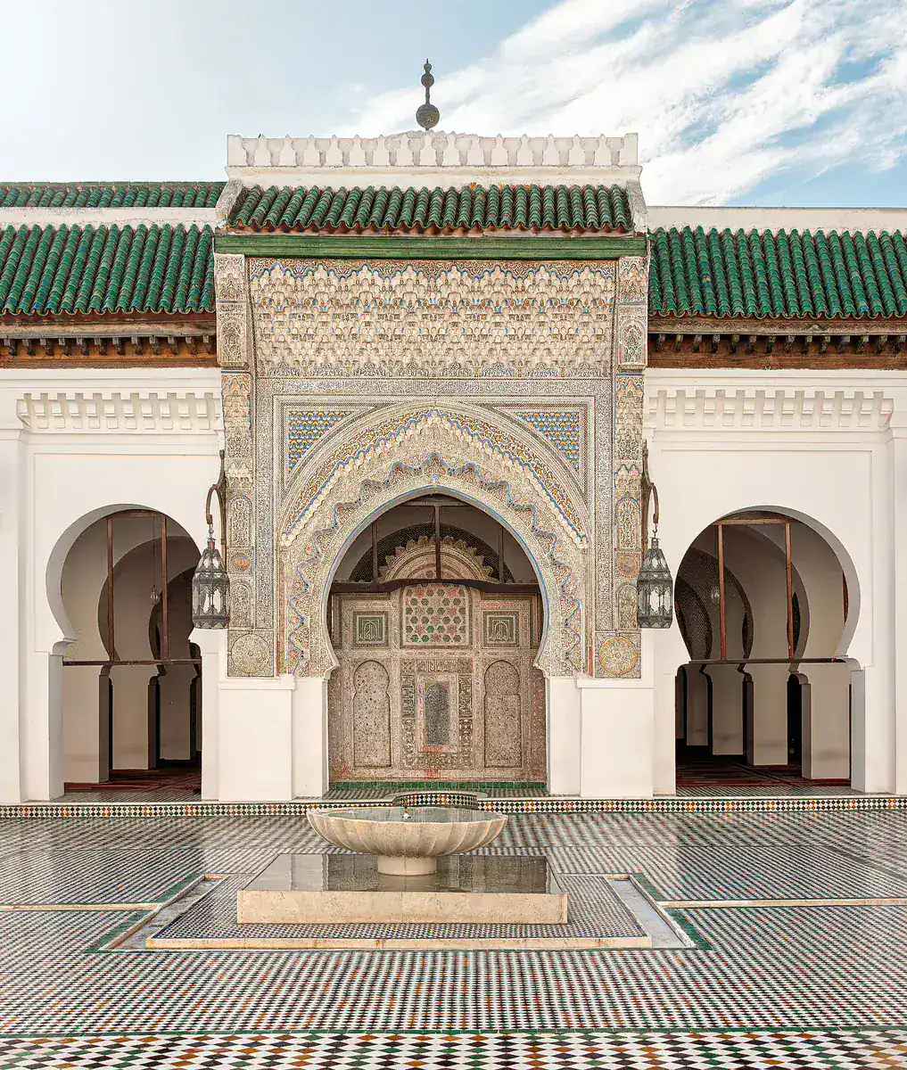 Kunstvoller Innenhof der Al-Quaraouiyine-Universität in Fes mit zentralem Brunnen, 859 von Fatima Al Fihriya gegründet
